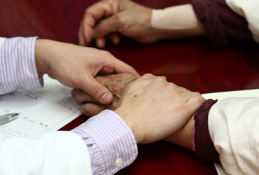 광화문자생한방병원 자생치료의 특징-환자 손을 잡아 건강상태를 체크 하고 있는 의사의 모습