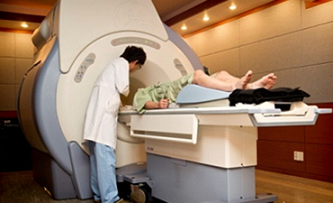 광화문자생한방병원 자생치료의 특징-MRI 검사하는 환자와 의사의 모습